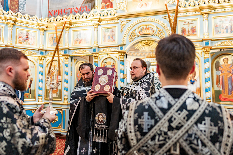 Вечерня с чтением акафиста Страстям Христовым во Владимирском храме посёлка Красково г.о. Люберцы